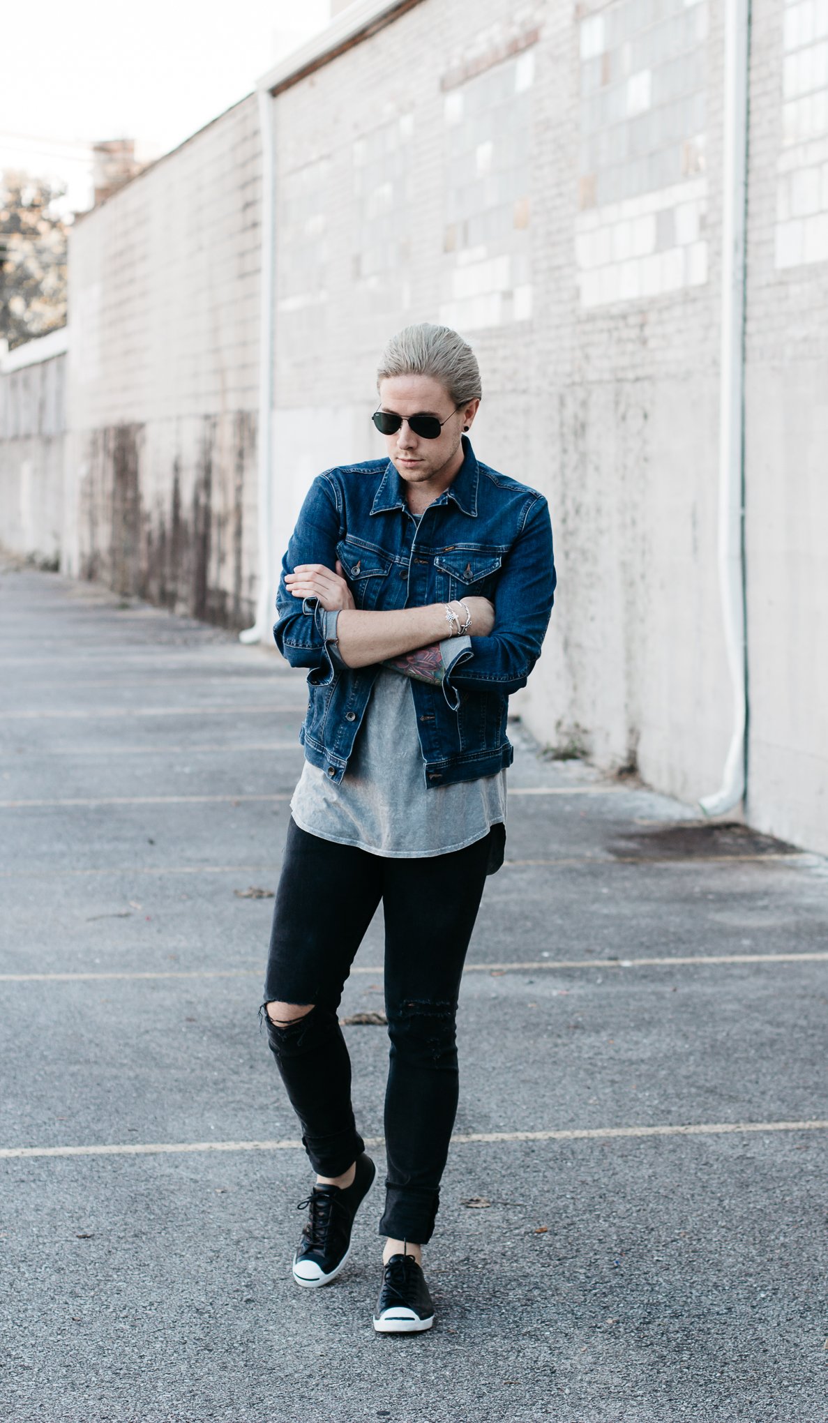 men with platinum hair, men with grey hair, minimal dressing, mens fall fashion, how to wear a denim jacket