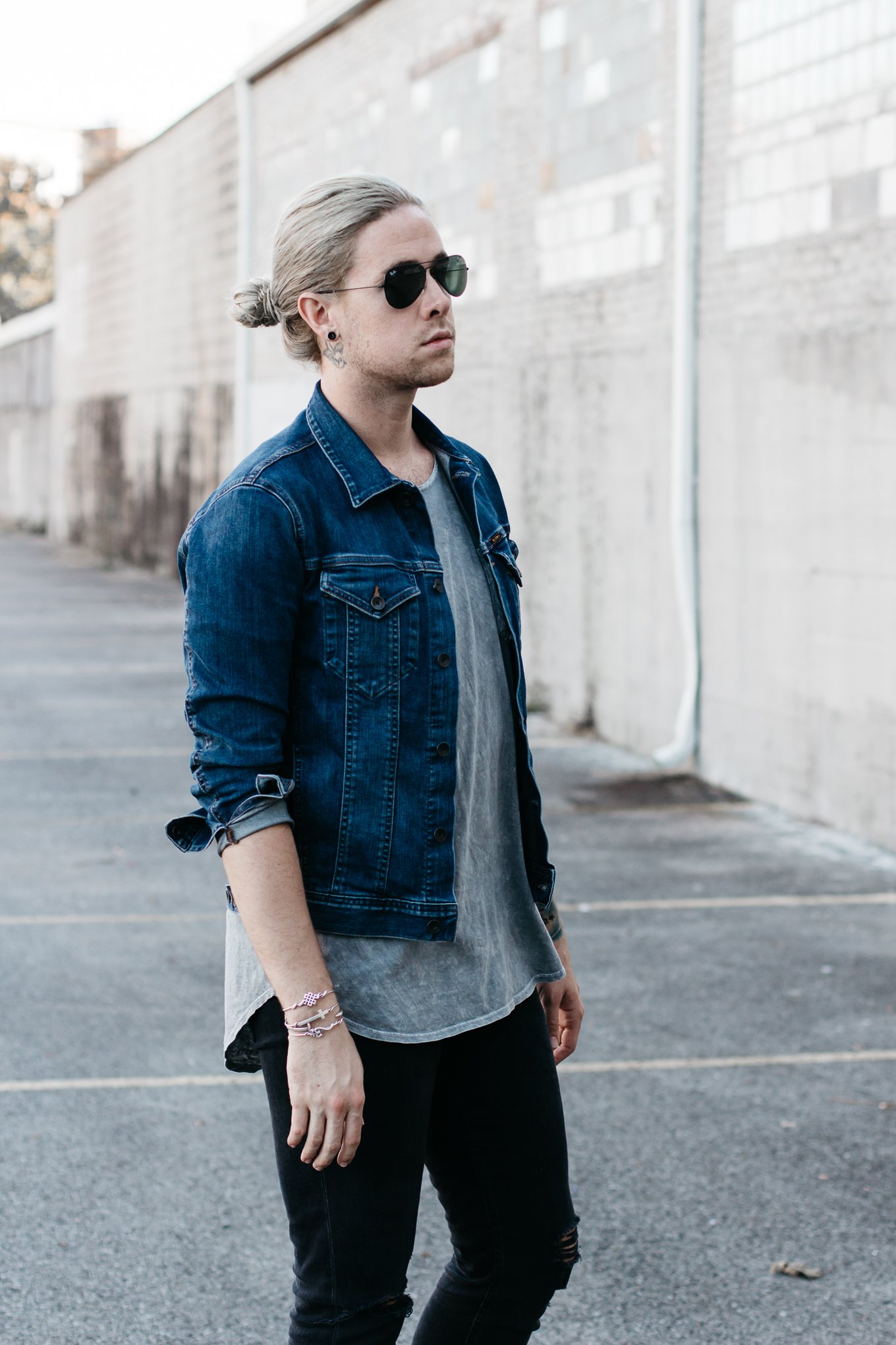 men with platinum hair, men with grey hair, minimal dressing, mens fall fashion, how to wear a denim jacket