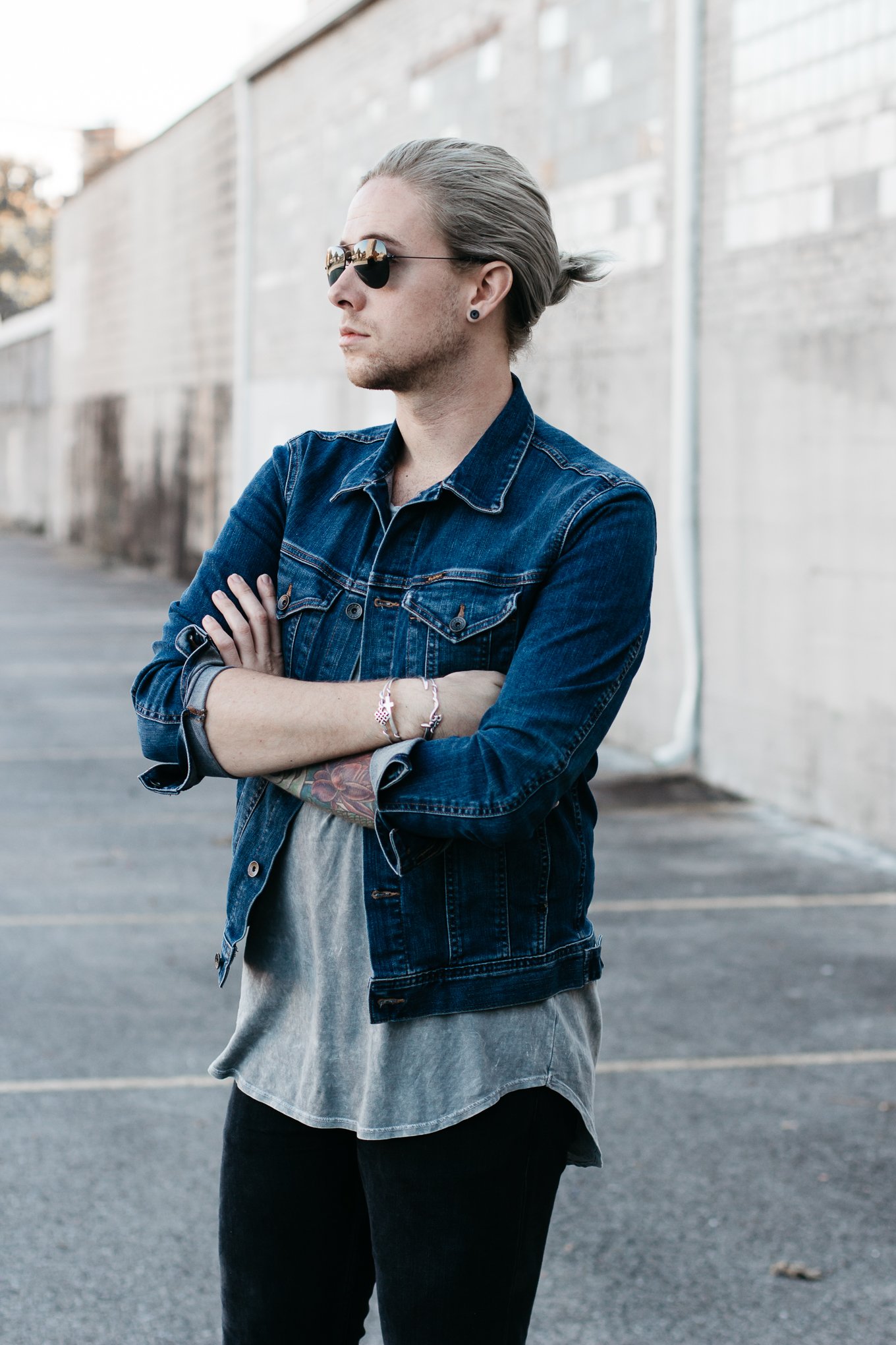 men with platinum hair, men with grey hair, minimal dressing, mens fall fashion, how to wear a denim jacket