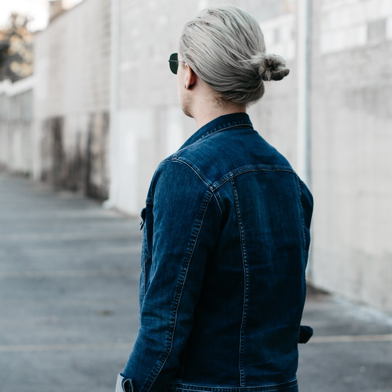 men with platinum hair, men with grey hair, minimal dressing, mens fall fashion, how to wear a denim jacket