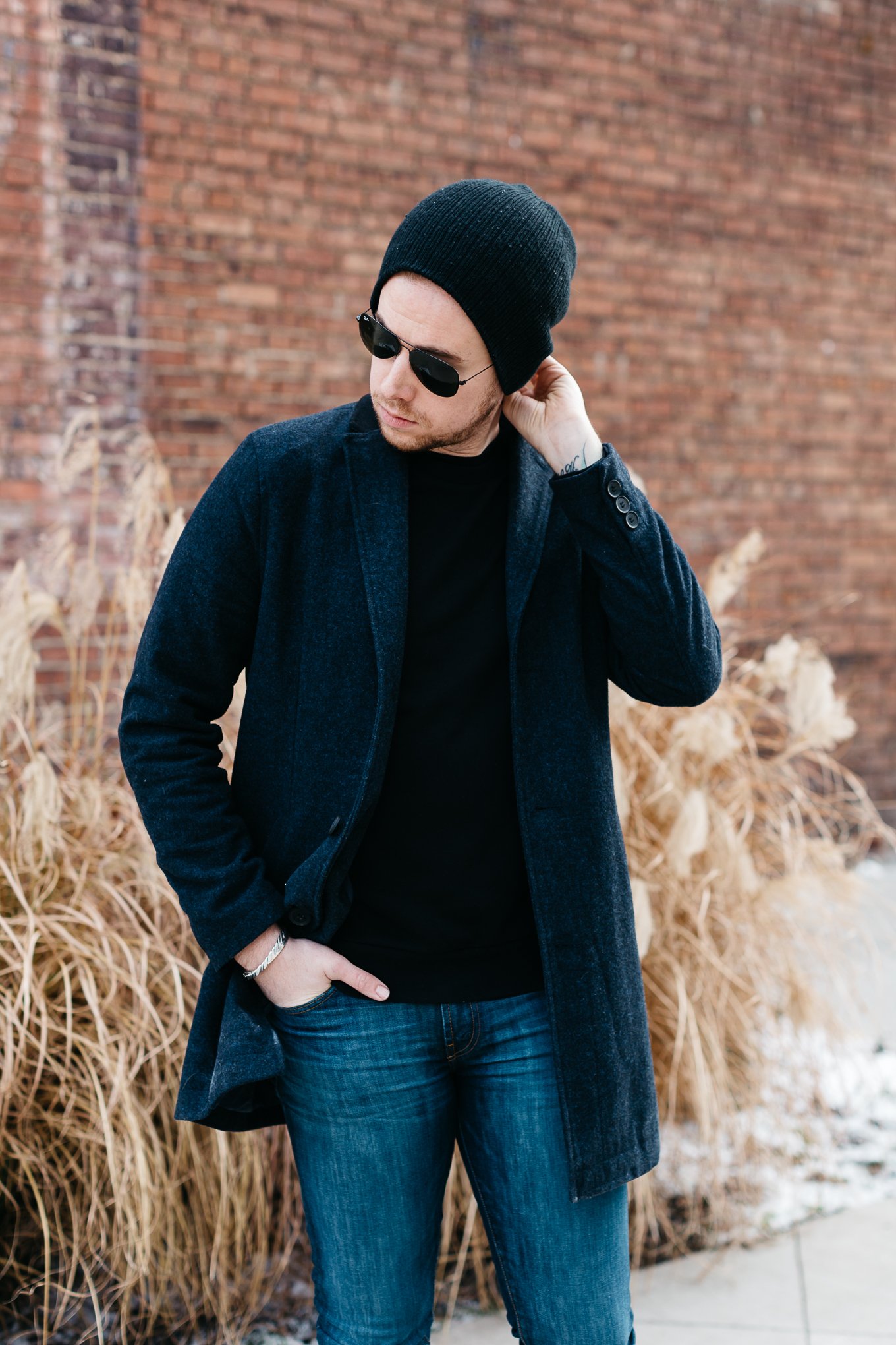 mens black beanie, how to wear a beanie with coat, black and navy combination 