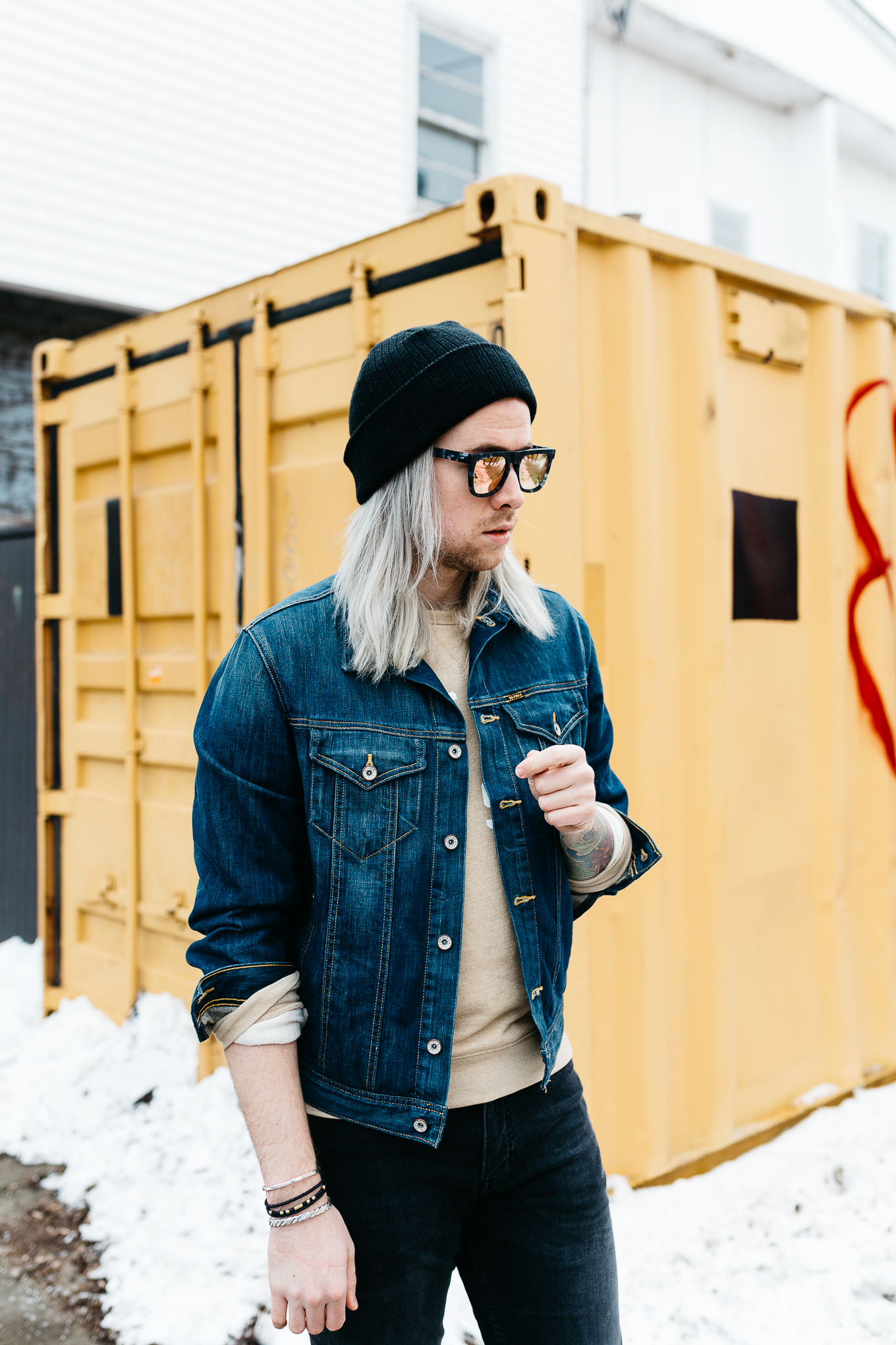 Men's Street style: H&M sweatshirt, jean jacket and black denim