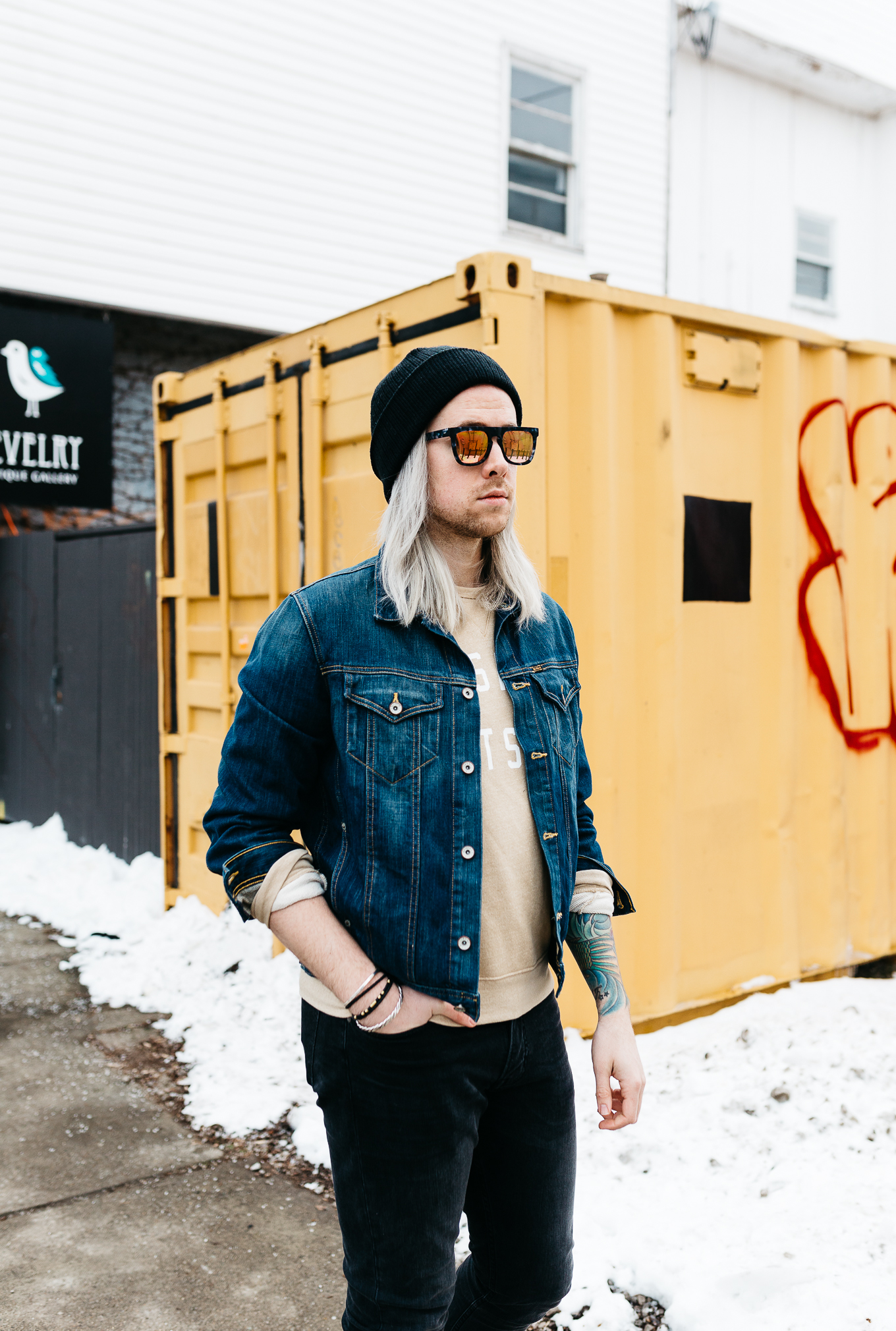 Men's Street style: H&M sweatshirt, jean jacket and black denim