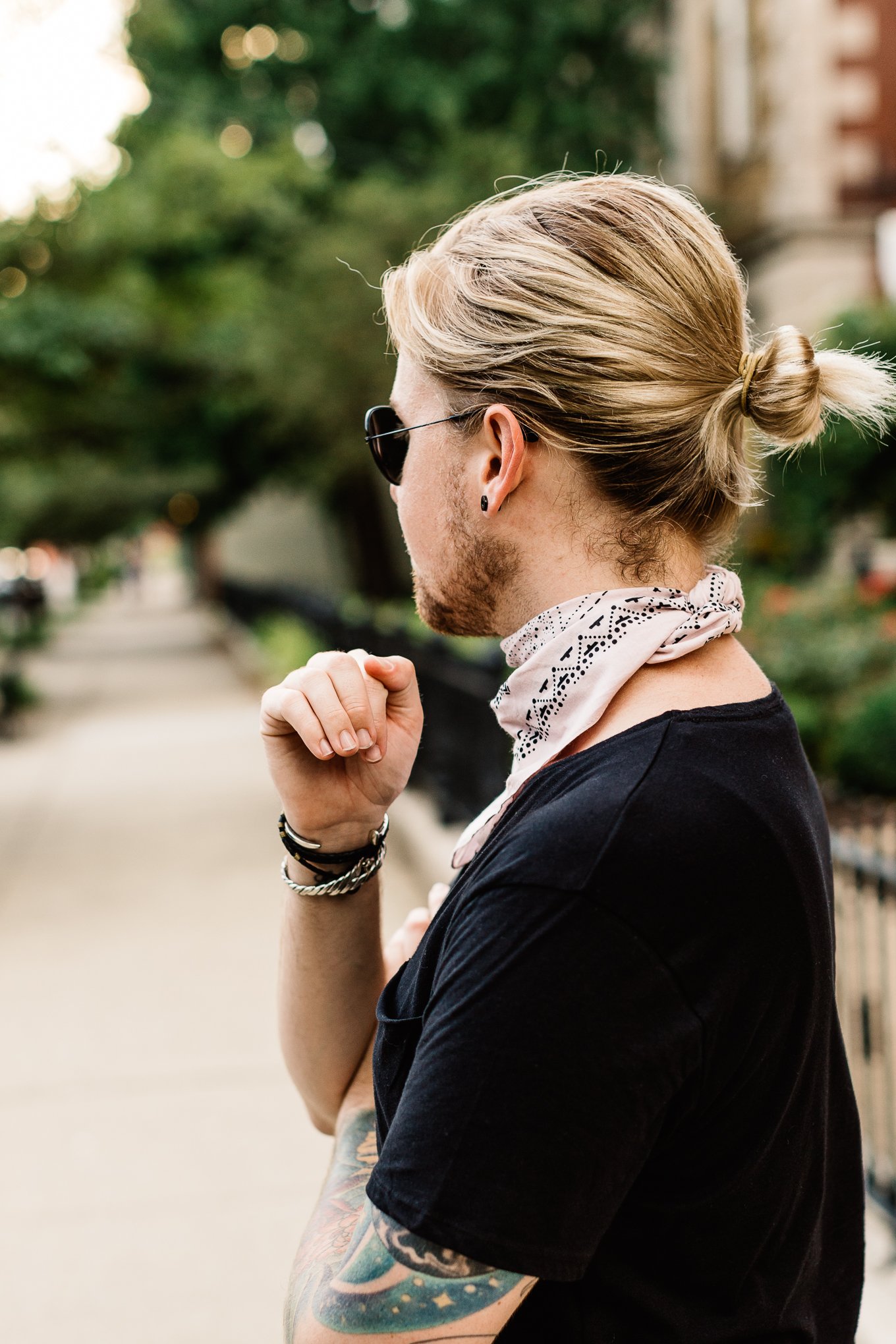 the kentucky gent, pink bandana, men wearing bandanas, how to wear a bandana around neck, mens personal style blog