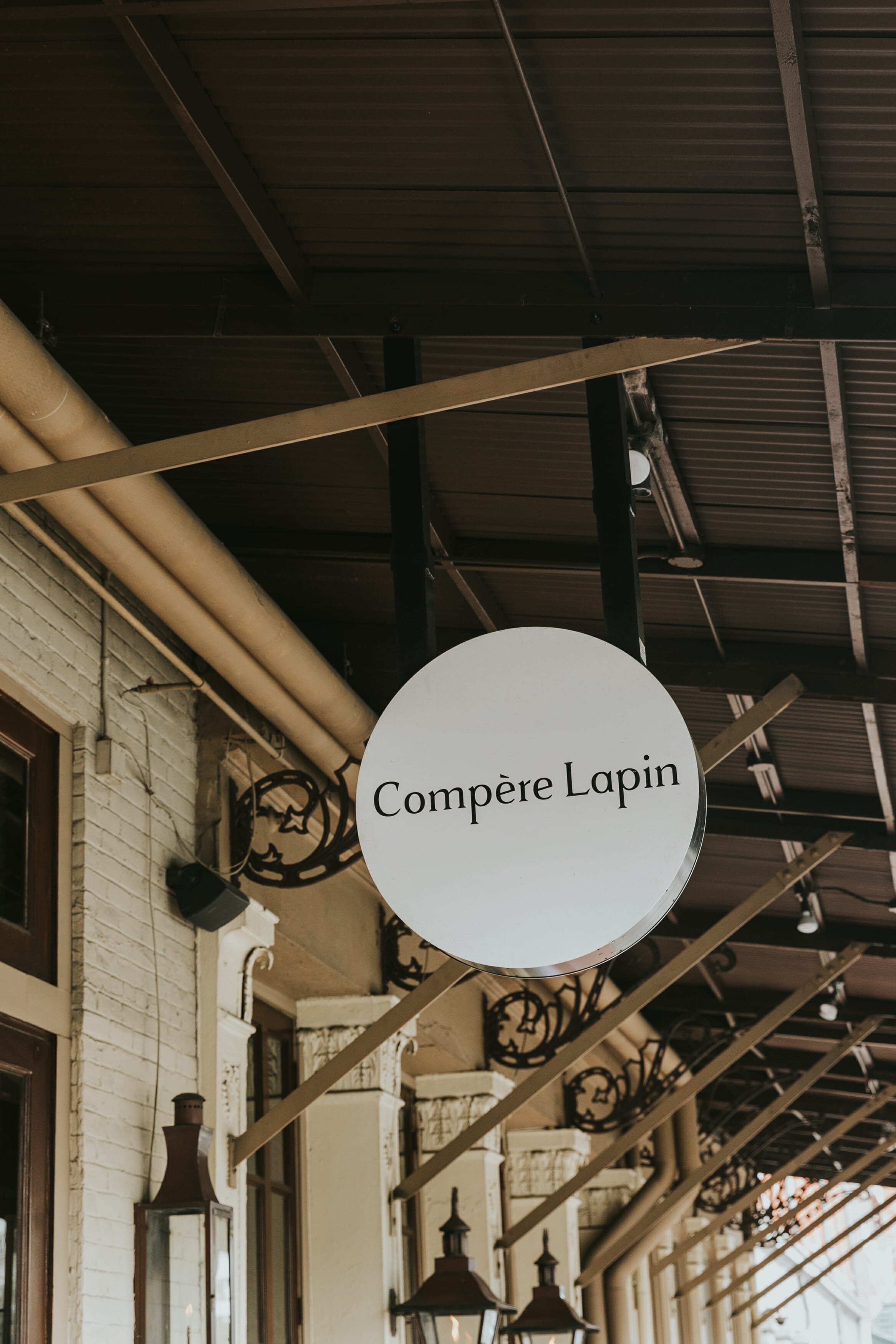 compere lapin restaurant sign
